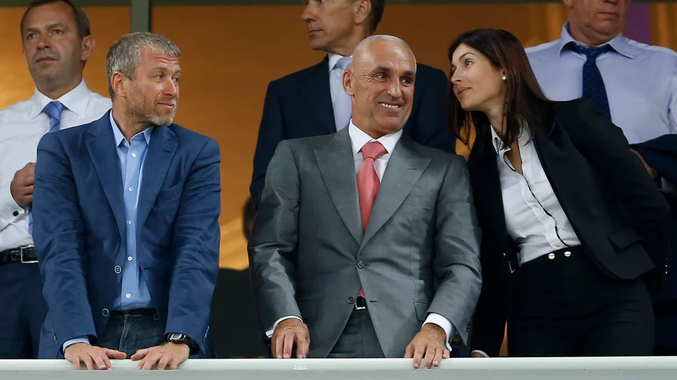 Ukrainske oligarken Oleksandr Jaroslavskyj (mitten) tillsammans med bland andra ryske kollegan Roman Abramovitj under en matcherna i fotbolls-EM i Ukraina 2012. Arkivfoto.