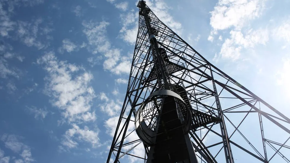 Från mitten av mars till och med maj genomför företaget Teracom ett omfattande arbete med att byta radioantenn uppe i masten på sändarstationen i Uppsala.
