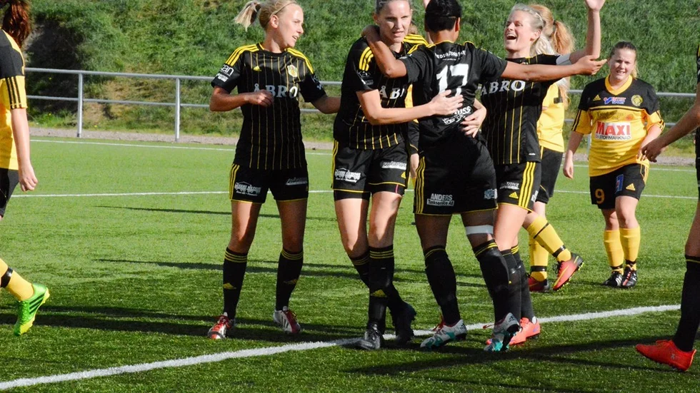 Malin Engström klappas om efter att ha gjort 1-0 för sitt Vimmerby IF mot derbykollegan Västerviks FF. VIF var överlägset och vann till slut med 4-0 mot tabelljumbon. Foto: Micael Rundberg