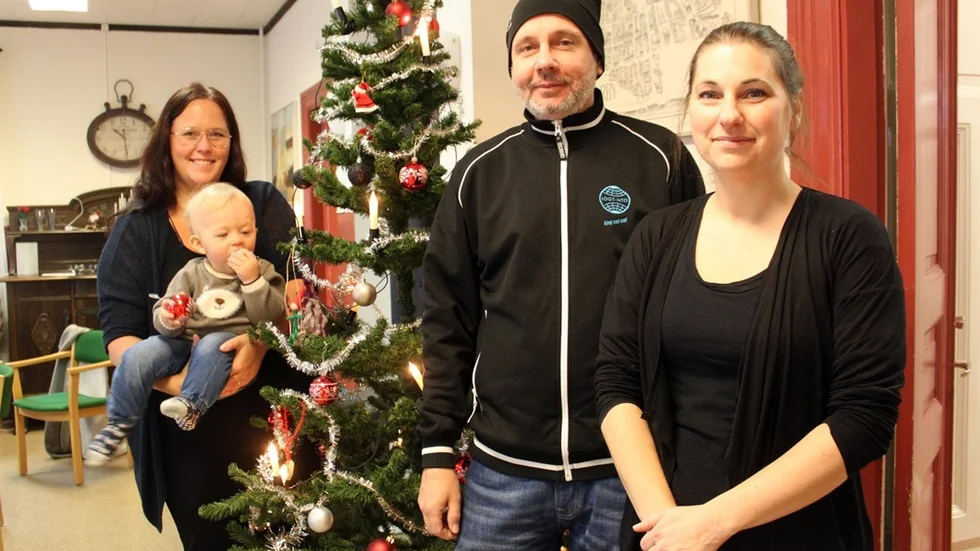 Fr v Jennie Svensson med sonen Lucas i famnen, Mikael Miettinen och Hanna Karlsson vill slå ett slag för alla barns rätt till härliga julminnen. På jullovet blir det mys med våfflor, lek och spel i samband med den årliga Vit Jul-kampanjen.