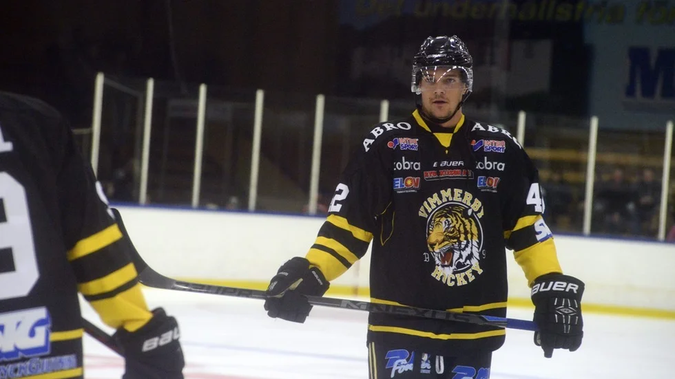 PRESTIGE. Förrförra säsongen i Vimmerby Hockeys dress. I eftermiddag ställs Troja-Ljungbys klassback, Jesper Eriksen, mot sitt gamla lag. Foto: Viktor Allvin