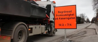 Hårt trafikerad gata grävs upp