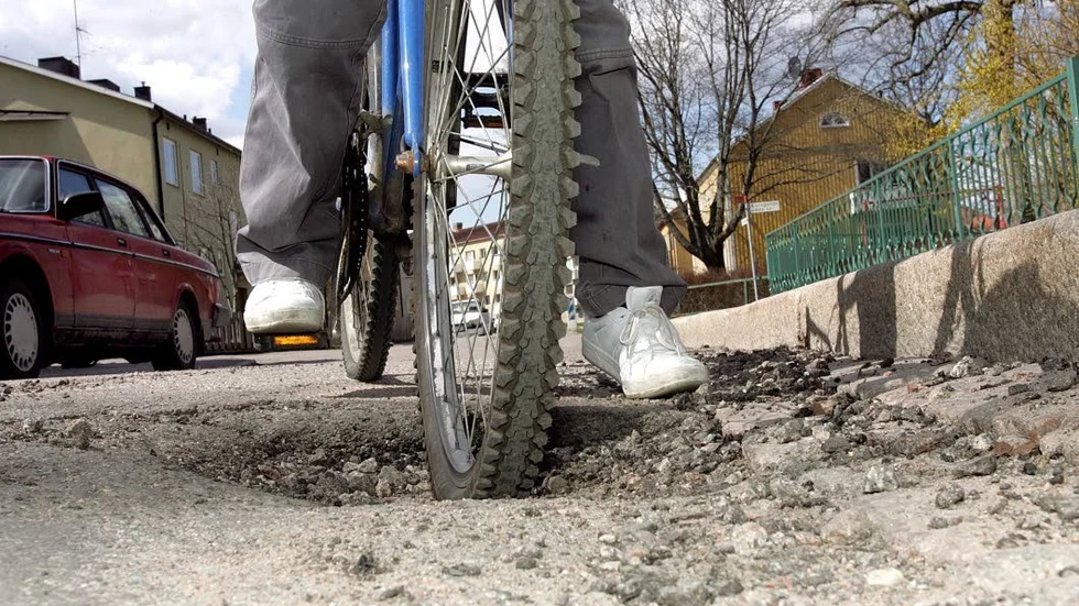 Hål i gatan. Inte lika vanligt som för några år sedan, enligt Linköpingsborna.