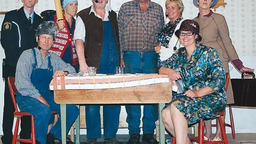 Här är alla skådespelarna i årets buskis. Från vänster Daniel Svensson, Else-Marie Tunberg, Veine Sjö, Hasse Danielsson, Ingvor Hagman och Inga-Lill Wahlsteen. Sittande är Karl-Johan Höckerdal och Anette Danielsson. Tillsammans bjuder de på en riktig skrattfest.