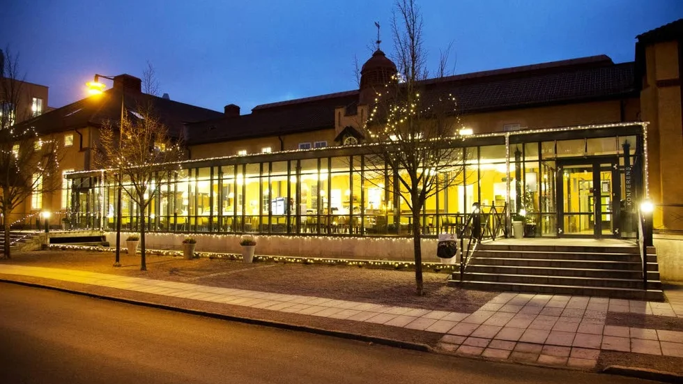 Har lämnat. Restaurangverksamheten kunde drivas vidare kvällstid eftersom andra regler gäller för servering då, men nu har krögaren lämnat lokalerna helt.