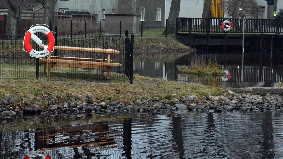 Nu är två frälsarkransar uppsatta vid dammarna i Stadsparkens lekpark. Foto: Anders Sjögren