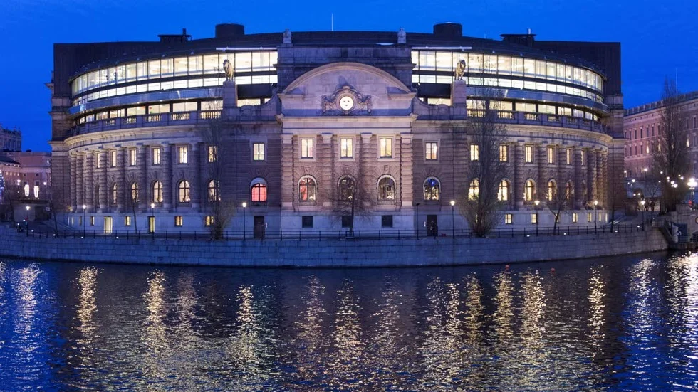 Riksdagshuset. Här sitter SD och uppviglar mot det fria ordets företrädare.