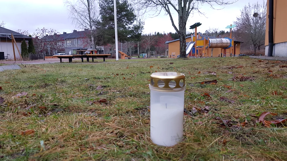 Efter att den döda personen hade flyttats tände någon ett ljus i närheten av platsen.