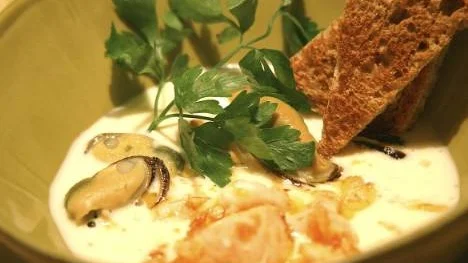 Lättlagad fisk- och skaldjurssoppa med rostat bröd passar perfekt när höstmörkret faller.
