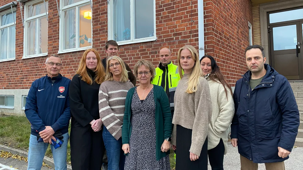 De värnar om Loftahammars skola, från vänster Thomas Hallberg, Ebba Ragnarsson, Elisabet Tholén och bakom henne Martin Johansson, Ylva Engström, Niclas Lundberg, Joanna Norrthon, Jenny Svensson och Mahmoud Alkhalaf.