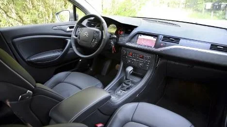 Snygg och elegant förarplats med bättre materialval ger premiumkänsla. C5 har liksom C4 nu ett fast rattnav.