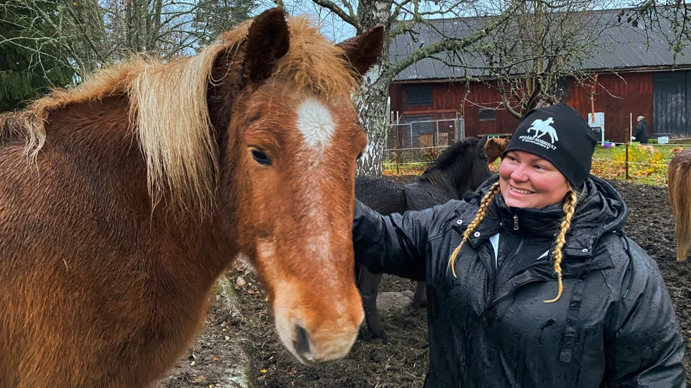 Anna Nyman, här med hästen Logi, återvände till Västerviks kommun och startade ridskola i Norrhult utanför Ankarsrum.