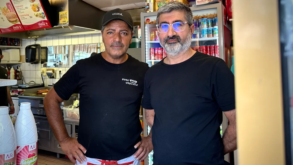 Cano Aykal och Aslan Dogan driver Torggrillen. De vill att kommunen ska hjälpa dem med kajorna på torget. 