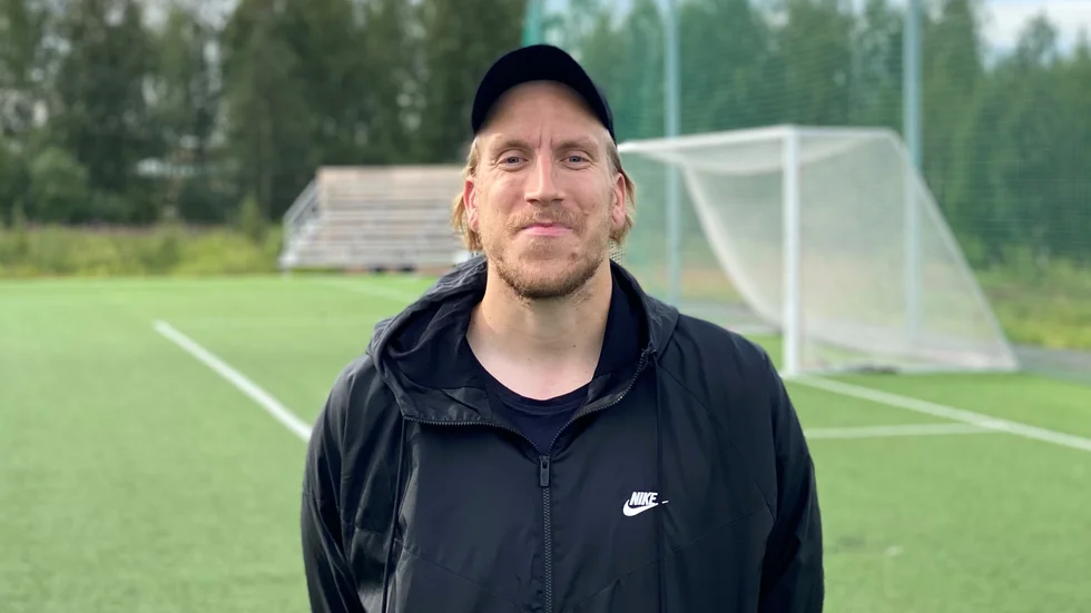 Under kvällarna är det nattklubb och cupen avslutas med bankett. "Halva grejen är det som händer på plan, andra halvan är det som händer utanför. På plan är det rivalitet mellan lagen men det släpper vi när matcherna är slut", säger arrangören Felix Pekkari.