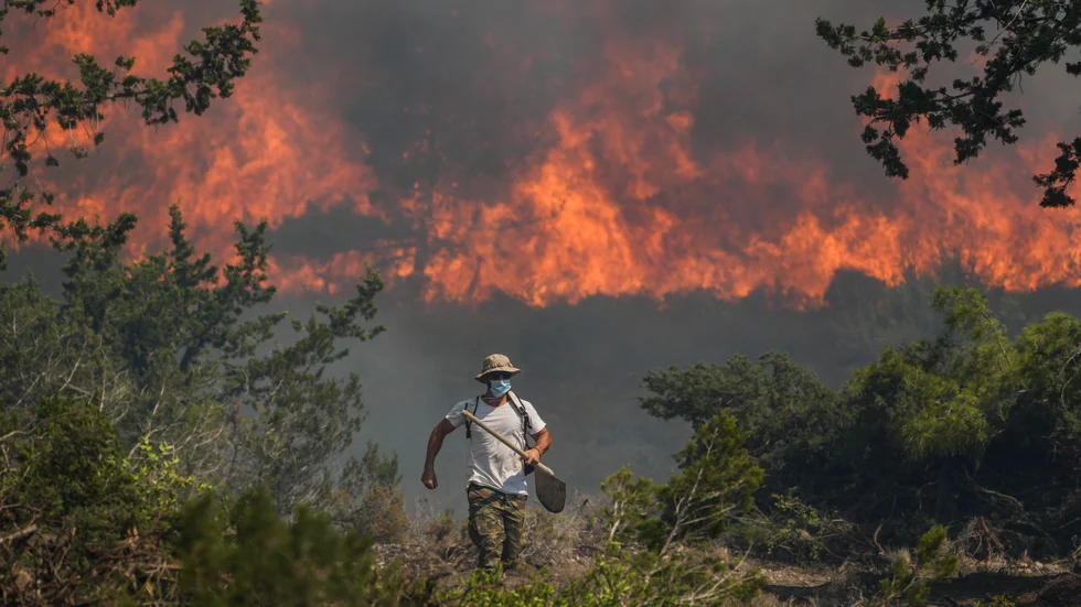 Stora delar av sydöstra Rhodos eldhärjas. Temperaturen i området har under flera dagar legat på över 40 grader.