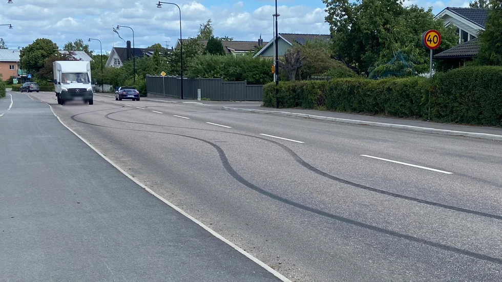 Vissa delar av Högbergsgatan har 30 eller 40 kilometer i timmen som hastighetsbegränsning. Men boende och bromsspår i gatan vittnar om betydligt högre farter i området.