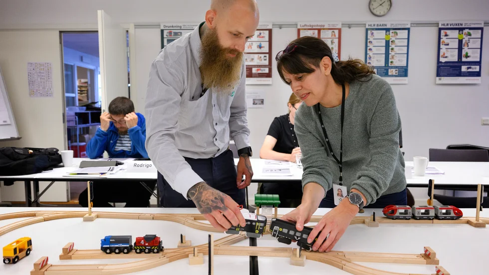 Leksaksjärnvägen används i utbildningen när SJ utbildar lokförare. "Det är ett väldigt nytt område men intressant och tiden går väldigt snabbt", säger Biljana Milovac (till höger) som är en av studenterna ihop med Fredrik Asterkvist.