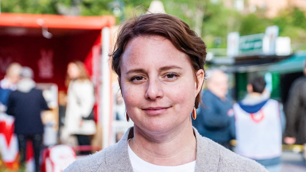 Lina El Yafi (V) är ledamot i Region Stockholms trafiknämnd. När hon skulle ta pendeltåget till Gnestapendelns demonstration blev hon, ironiskt nog, så försenad att hon missade alltihop.