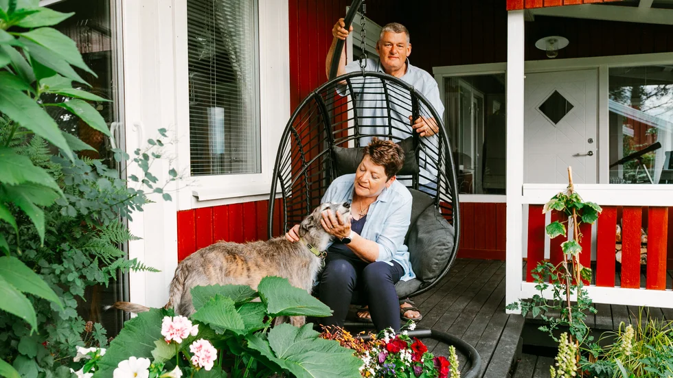 Julia och Neil Garrity i sin trädgård i Burträsk.