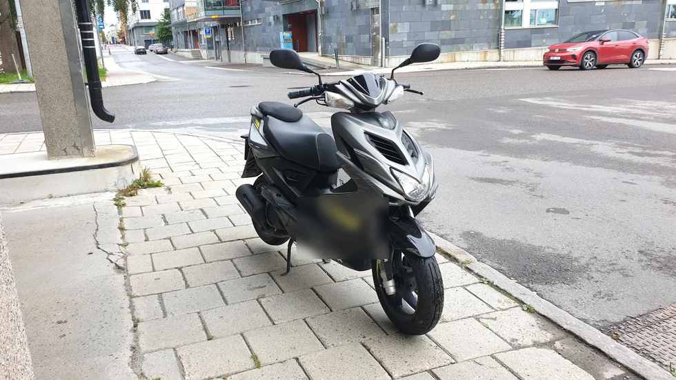 Det var en moped av den här sorten som den polisanställde körde berusad. 