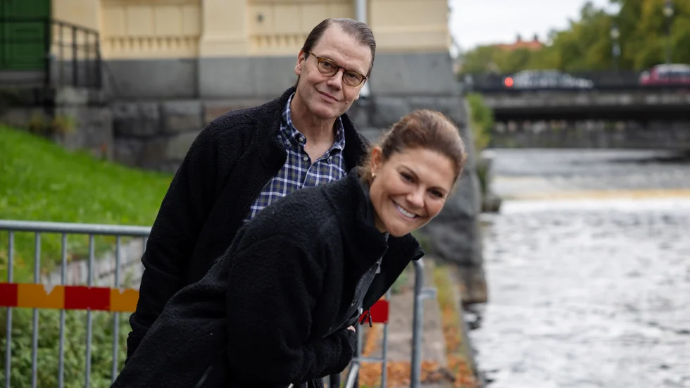 Kronprinsessan Victoria fick prova att kasta en livräddningsboj i Fyrisån under kronprinsessparets besök i Stadsparken.