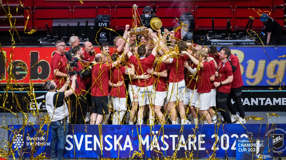Storvreta IBK, här under guldfirande i våras, tvingas betala tillbaka 222 000 kronor till Tillväxtverket.