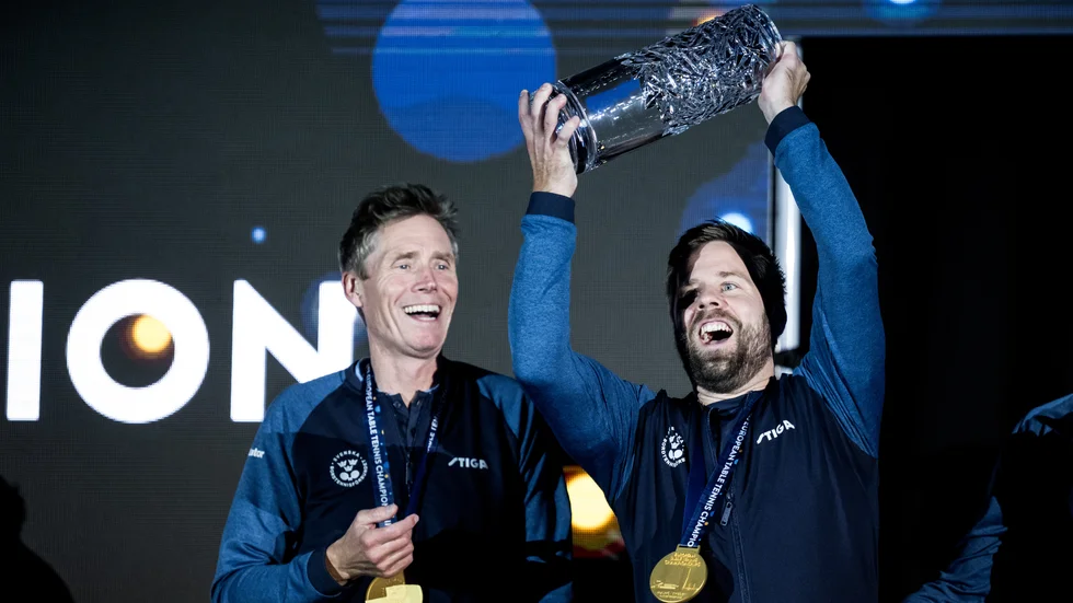 Jon Persson, till höger, lyfter trofén efter EM-guldet. ”Det känns hur bra som helst”, säger han.