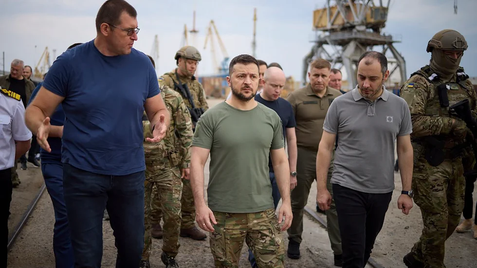 Ukrainas president Volodymyr Zelenskyj – i mitten --under ett besök i Tjornomorsk i juli förra året. Arkivbild.