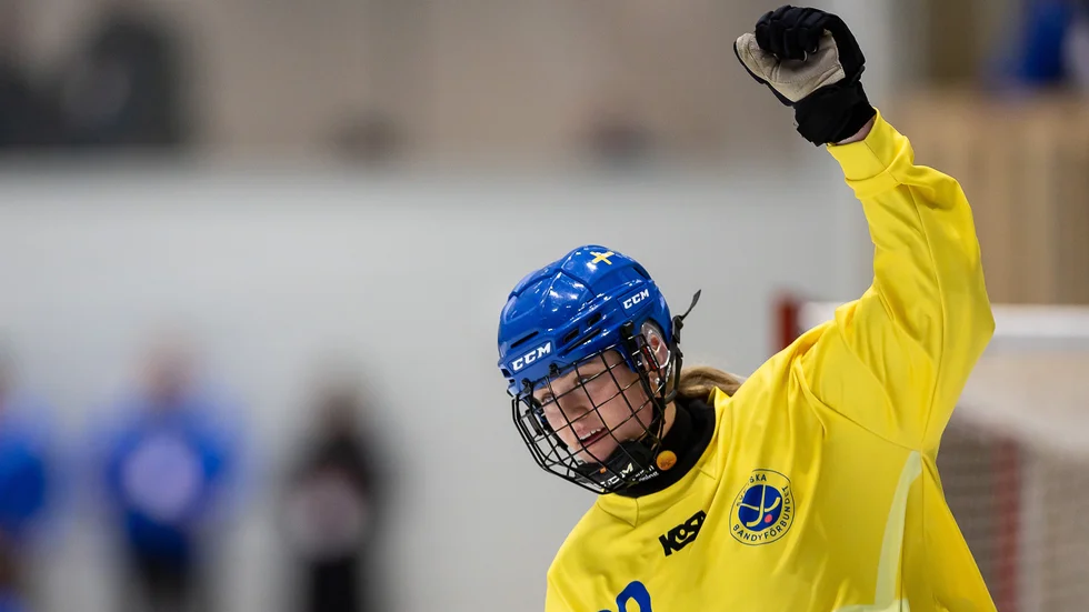 Tilda Ström i landslagsdressen. Klubbmässigt tillhör hon numera Sandviken och i cuppremiären sänkte hon Uppsala Bois.