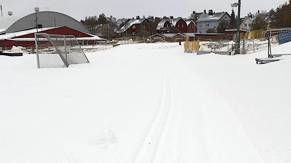 Rekordtidiga skidspår på Matojärvi. Så här såg det ut i morse då Bernt Niva tog vinterns första stavtag på Matojärvi.