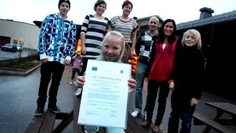 Utmärkelse. Skolverket och Utbildningsdepartementet har tilldelat Atheneskolan hedersomnämnandet Europeisk kvalitetsutmärkelse 2011. Martha Guteäng håller i diplomet och bakom står eleverna Lucas Lassesson, Emy Lundström och Jarl Stephansson, rektor Maria Esterlund  och lärarna Magnus Wahlgren och Anna Kindblad.Foto: Henrik Radhe