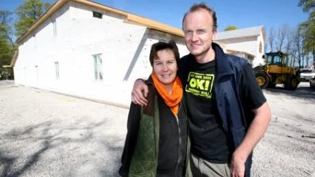 Maj 2009. Då vågar, vill och storsatsar Inger och Patrik von Corswant på ett eget gårdsmejeri. Det blev dock inte som de trodde.arkivFoto: Rolf jönsson