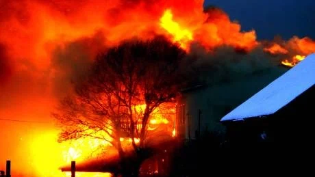 29 december 2010. Djurfoderfabriken, den före detta minkfarmen i Salthamn, brinner. Liknande olyckor kan undvikas om man låter bli att bygga ihop fabriker med ekonomibyggnader, enligt räddningstjänstens fördjupade olycksrapport. arkivfoto: tobias wallström