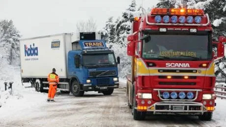 Avåkningar. Bärgningsarbetet med att få loss ett par lastbilar som kanat av vägen på länsväg 147 pågick under flera timmar. Nu rasar åkeriföreningar mot dålig vinterväghållning. Foto: Rolf Jönsson