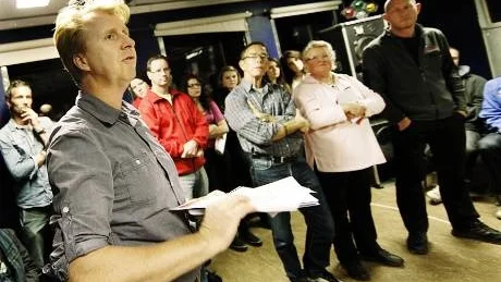 Dialog. Michael Juniwik och föräldrarna i den idella arbetsgruppen har bildats för att rädda Vibble ungdomsgård. Nu efterlyser de en dialog med regionen för att stoppa beslutet . Foto: R olf Jönsson