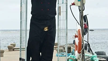 KARLSÖKOCK. Björn Tuominen är inne på sina andra säsong som kock på Stora Karlsö. Här på kajen väntar han på sina matleveranser som kommer med båten.Foto: Magnus Melin