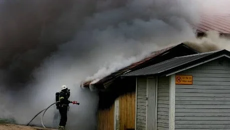 Sopbrand. Branden i Tjelvarskolans sopbod spred en svart rök som syndes över hela Visby.Foto: Tobias Wallström