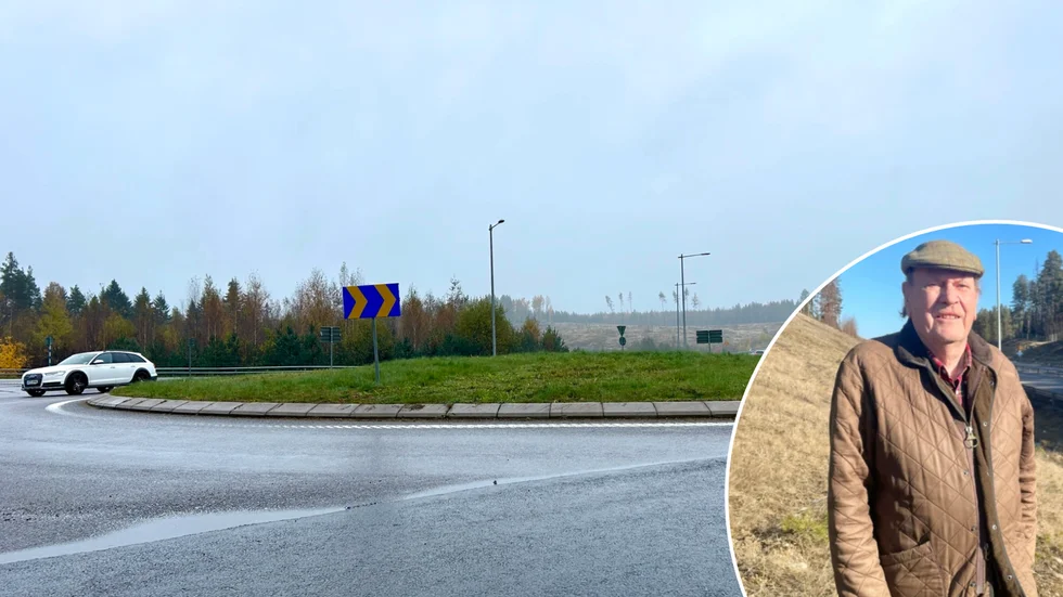 Rondellen vid Glysas grav har fått nya skyltar. På bild ses också Lars Lorenius. 