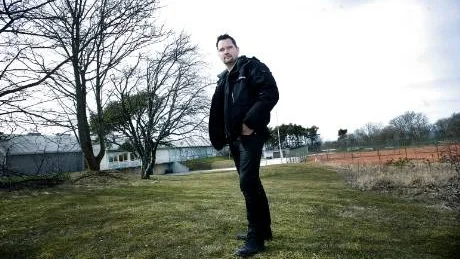 Byggmark. Henrik Johansson, ordförande i Visby tennisklubb, är besviken på regionen som inte håller sin utlovade tioveckorsgräns för besked om bygglov. "Vi hinner inte klart med vårt vandrarhem och kansli innan sommaren", konstaterar han, runt 16 veckor efter inlämnad ansökan.