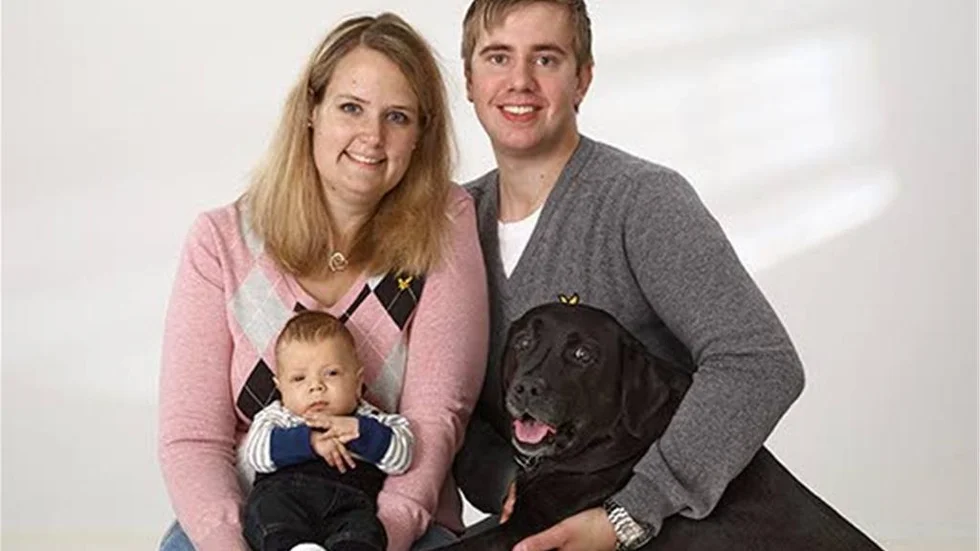 Karin och Andreas Lindqvist, Motala, fick den 25/6 sonen Hugo. Längd 48 cm, vikt 2 485 g. Hunden heter Winnie. Foto: Studio Liverpool & Dacke
