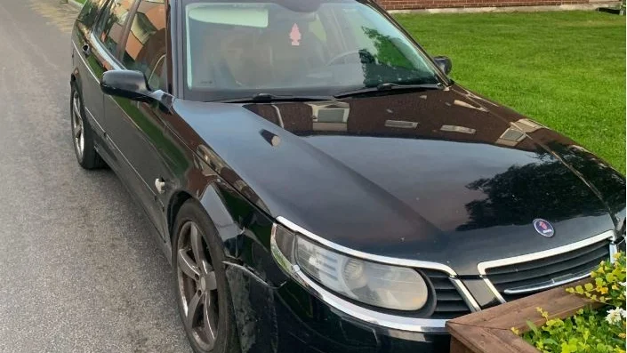 Föraren hoppade ur flyktbilen i farten och försökte därefter springa ifrån polisen. Den förarlösa bilen fortsatte att rulla fram och stannade inte förrän den tog i en blomlåda.