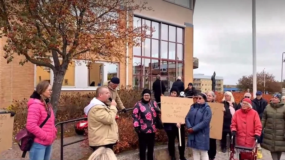 Här lämnar politikerna demonstrationen.