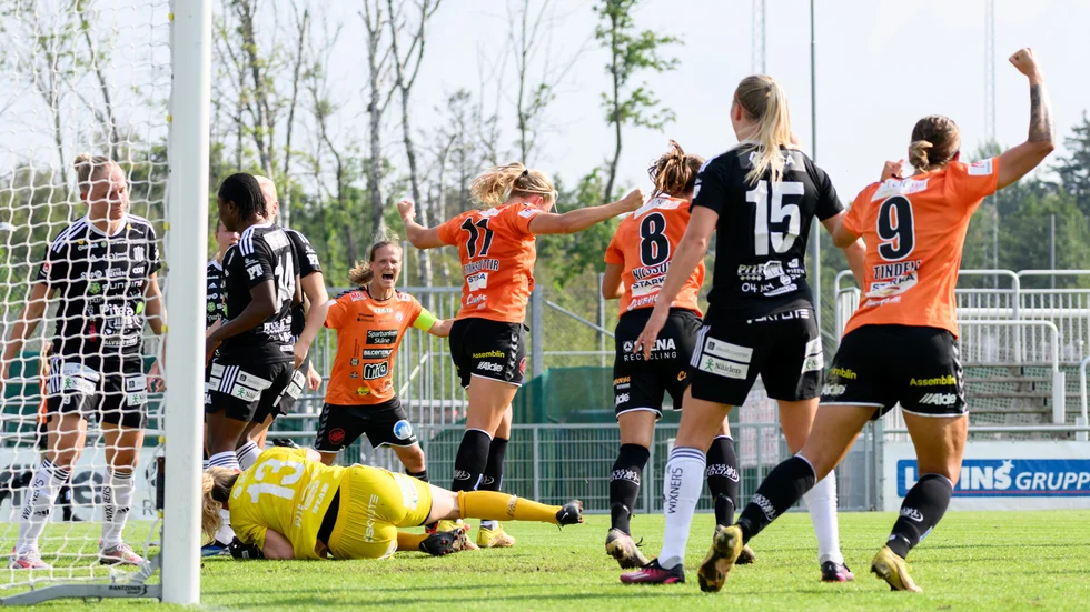 Hlin Eiriksdottir (11) jublar efter sin 3-1 nick. Piteåmålvakten Samantha Murphy Leshnak