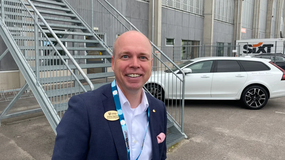 Andreas Hagström, idrottsutvecklingschef på Linköpings kommun, är på väg in för att se LFC-Arsenal i Champions league i fotboll. Han pratar om att kommuner kan behöva samarbeta om anläggningar i framtiden.
