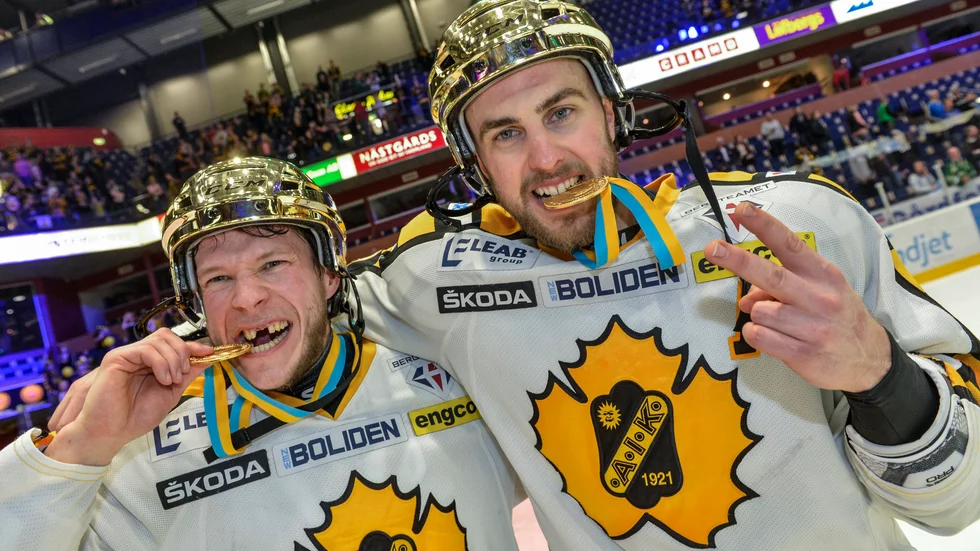 Skellefteås Erik Forssell och Joakim Lindström med guldmedaljer och guldhjälmar efter andra raka SM-guldet. Arkivbild.