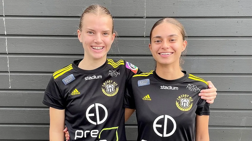 Agnes Ekberg och Babylonya Betashur har en trivsam fotbollstillvaro.