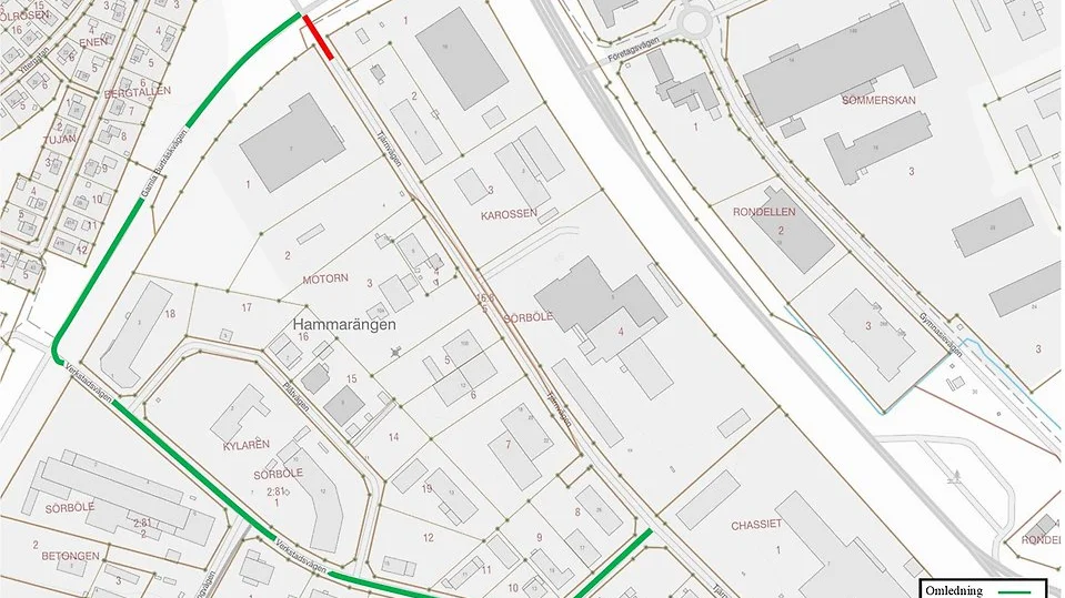 Röd markering visar var gatan stängs av. Grön markering visar var trafiken leds om.