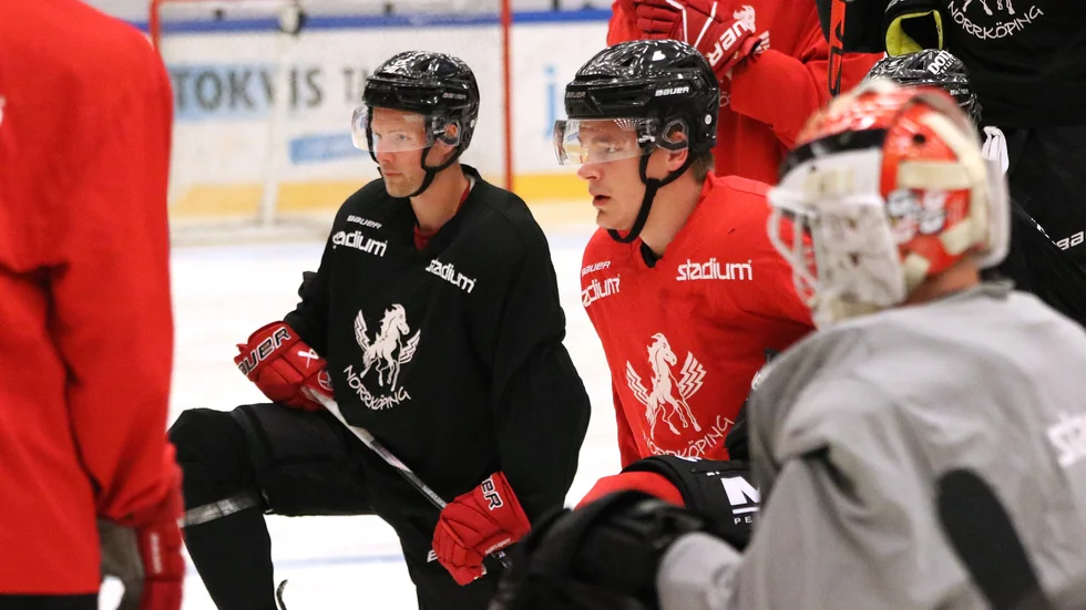 Casper Gillberg, till höger, öser superlativ över klubbikonen Jesper Samuelsson, till vänster.