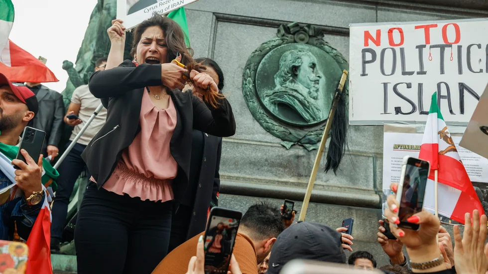 Vid en demonstration på Gustav Adolfs torg utanför UD efter marsch från Sergels torg till stöd för de folkliga protesterna Iran hösten 2022 klippte flera kvinnor av sig håret och slöjor brändes.