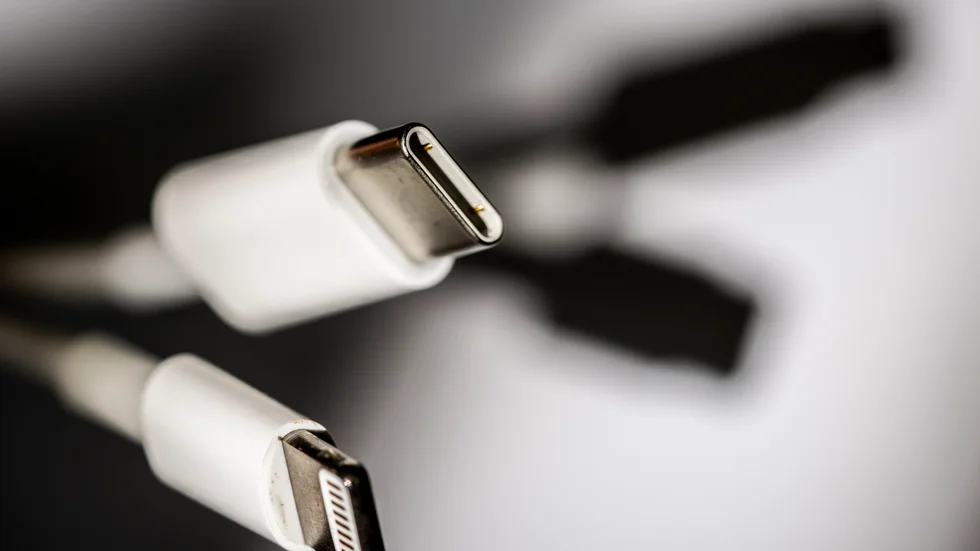 Apple slopar lightning-laddare (nederst) till förmån för usb-c-laddare (överst) i samband med lanseringen av nya Iphone 15. Arkivbild.